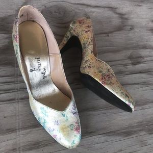 Gorgeous metallic vintage pump